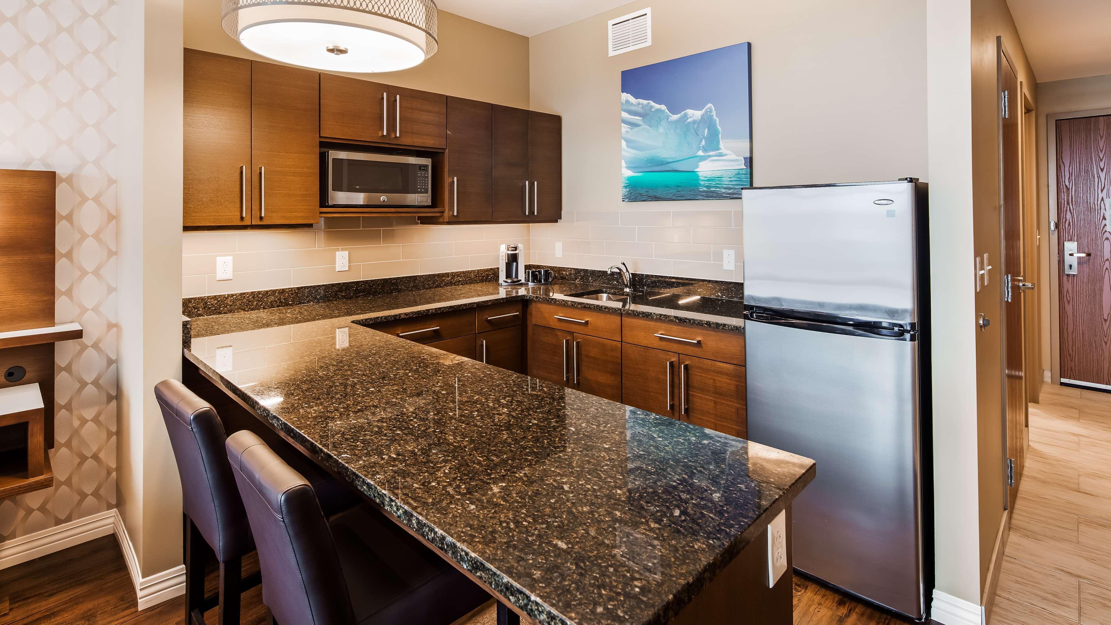 Best Western Plus St. John'S Airport Hotel And Suites Exteriör bild