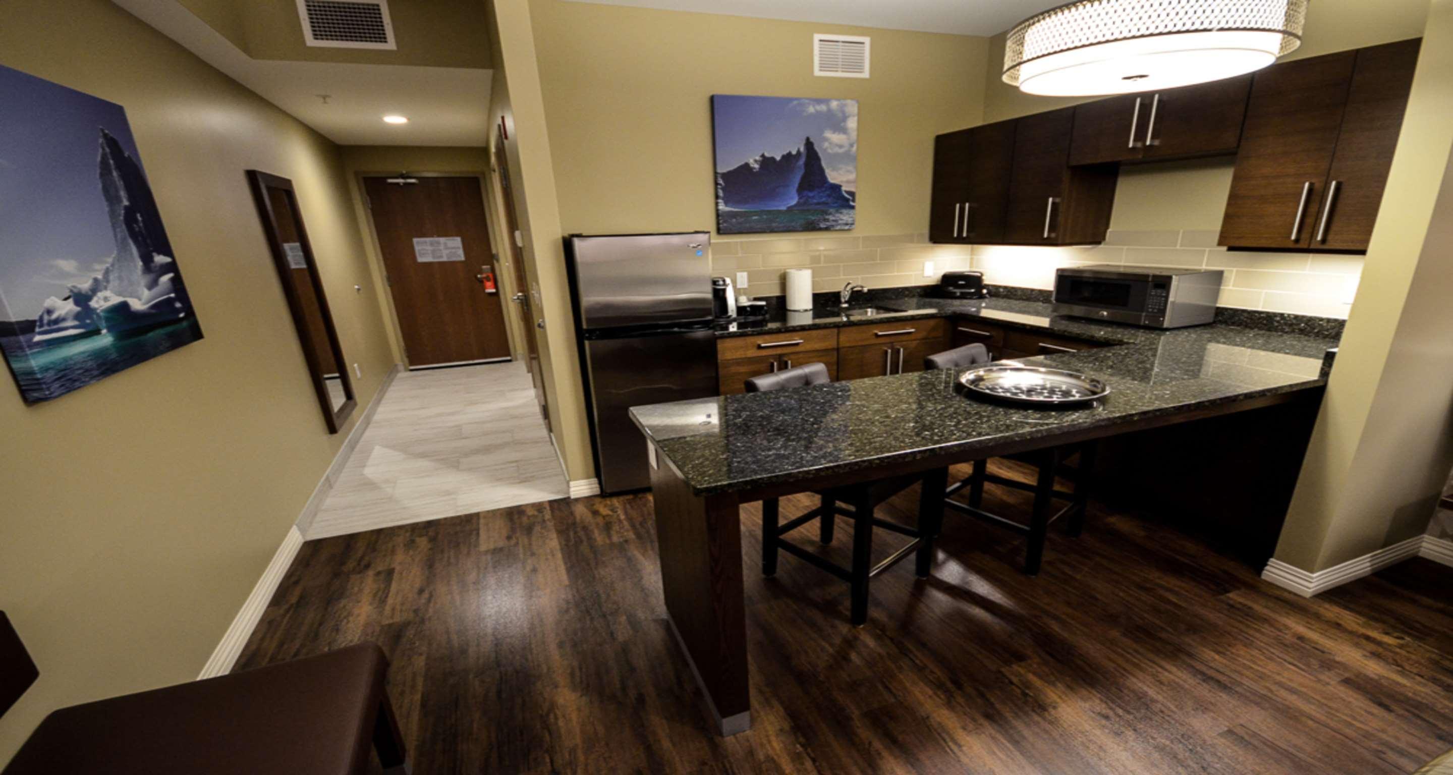 Best Western Plus St. John'S Airport Hotel And Suites Exteriör bild