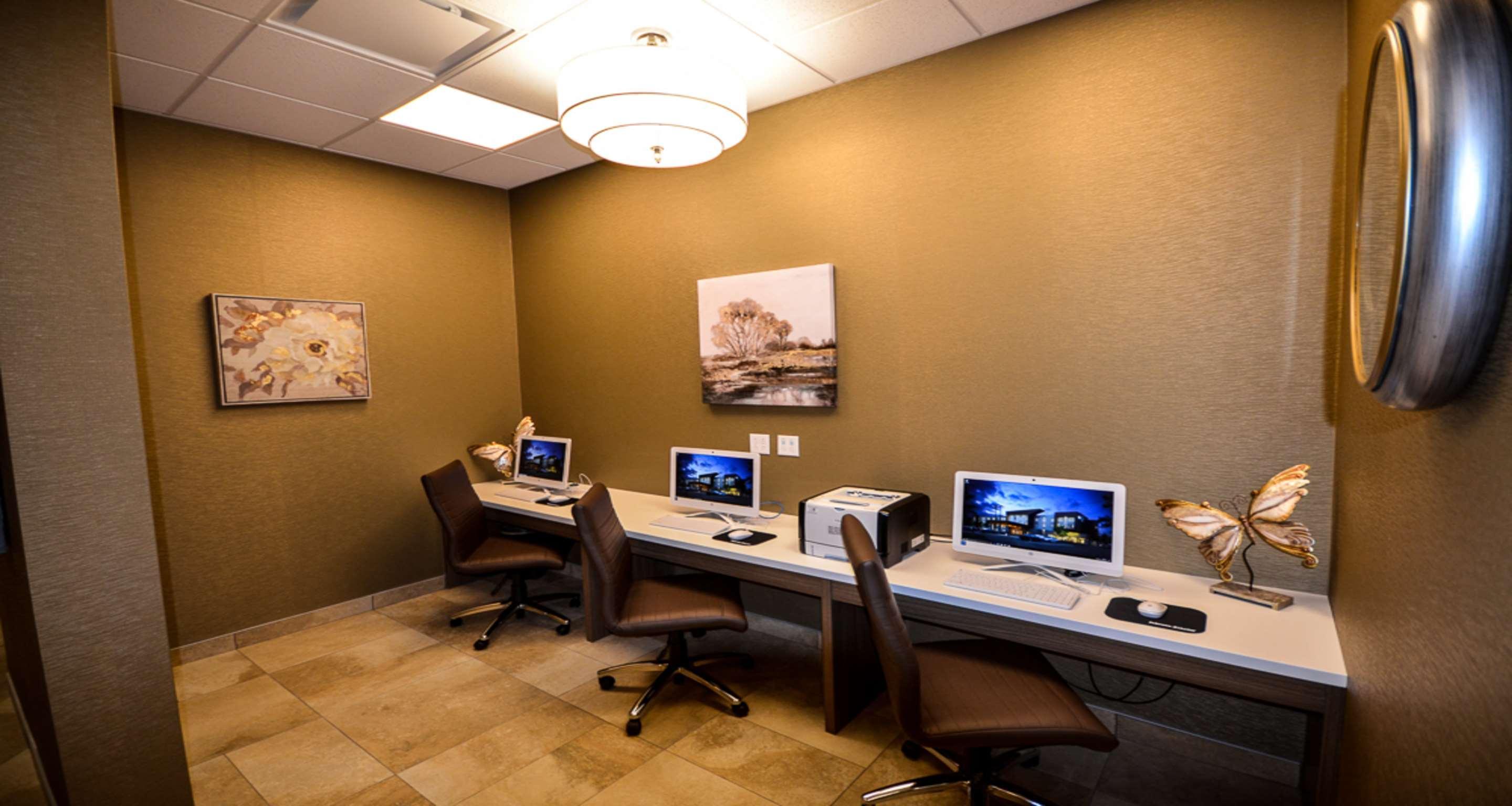 Best Western Plus St. John'S Airport Hotel And Suites Exteriör bild
